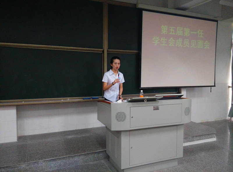 学生会主席洪迎迎上台发言_副本.jpg