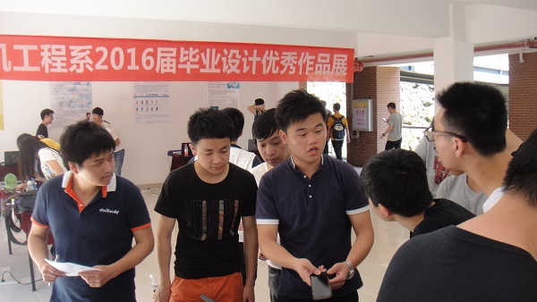毕业设计优秀作品作者给参观的学生做作品展示.JPG