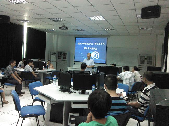 系主任郑忠钦副教授介绍本系情况 20130907.jpg