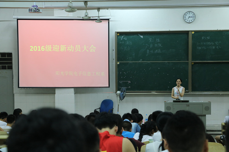 杨小燕老师对15级学生的迎新工作说明一些注意事项_副本.jpg