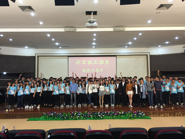 评委老师与同学们合影.jpg