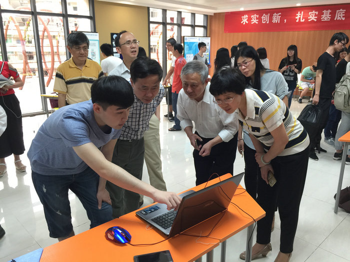 毕业生为院领导展示作品.jpg