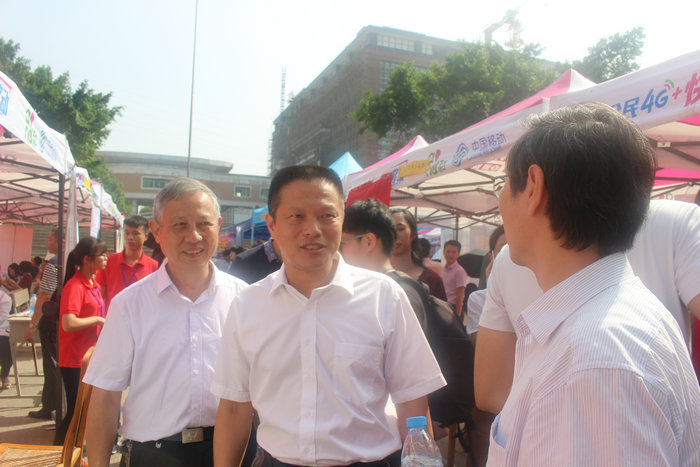 黄阿火常务副书记亲临招聘会现场指导工作.jpg