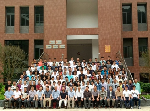 2016届毕业生与答辩工作人员合影.jpg