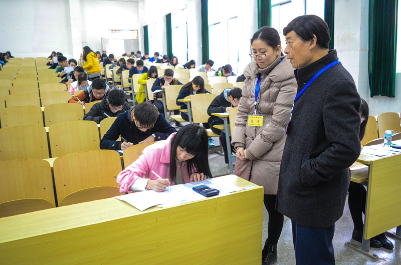 巡视考场3.JPG