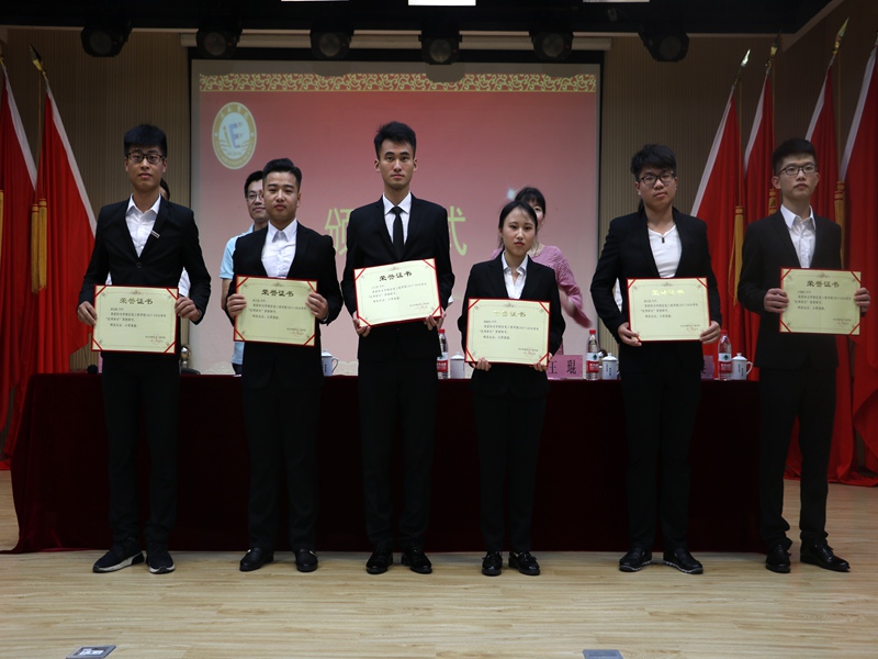 学生合影.jpg