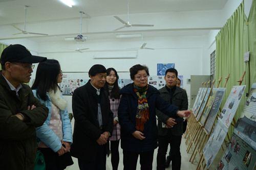 院长参观作品展.JPG