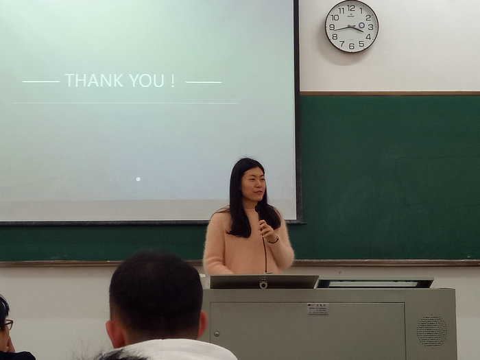 辅导员李欣欣主持会议.jpg