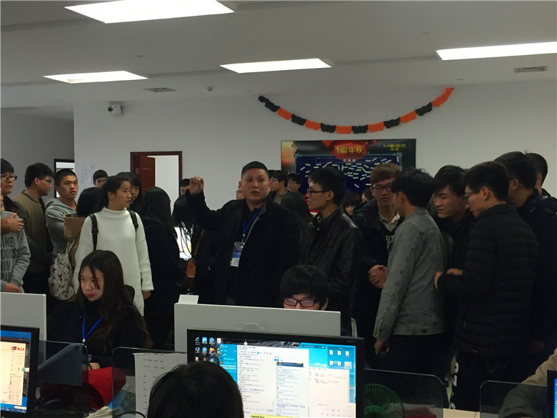 工作人员为同学们讲解.jpg