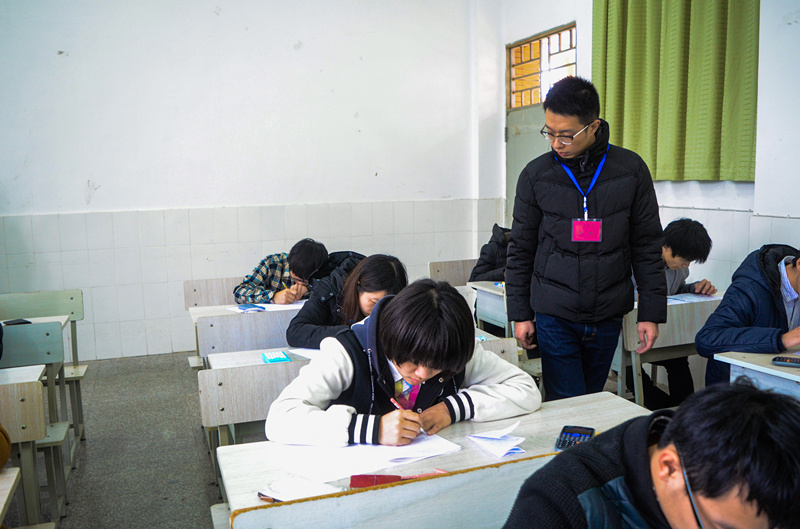 巡视考场2.JPG