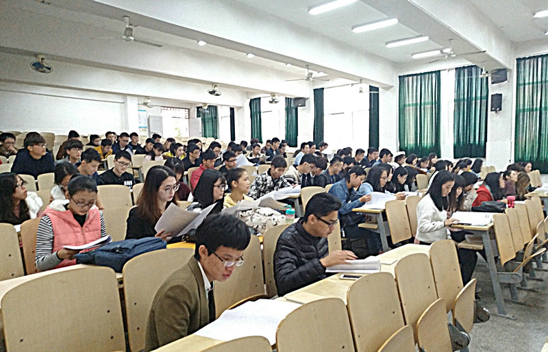同学们认真看就业协议书.jpg
