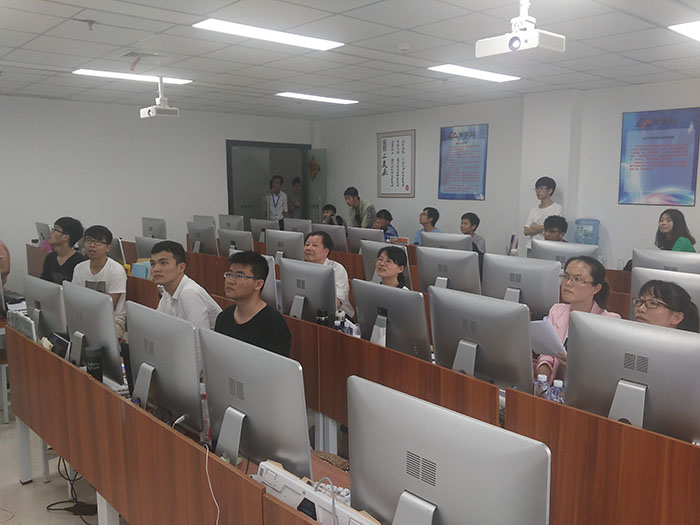 答辩现场紧张有序.jpg