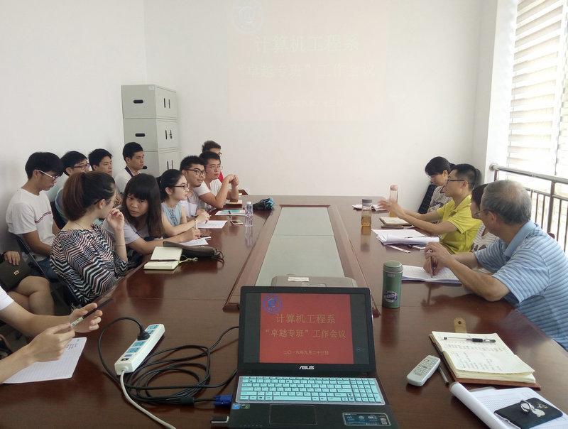 蒋伟杰老师向同学们解答疑问.jpg
