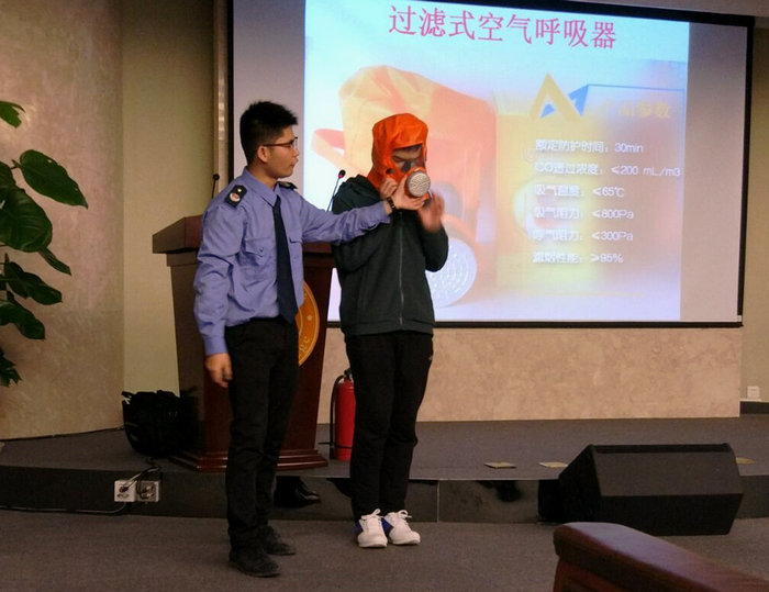 王教员邀请同学演示消防工具.jpg