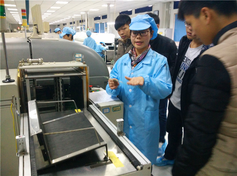 1.无尘生产车间工作人员耐心回答同学们的问题.jpg