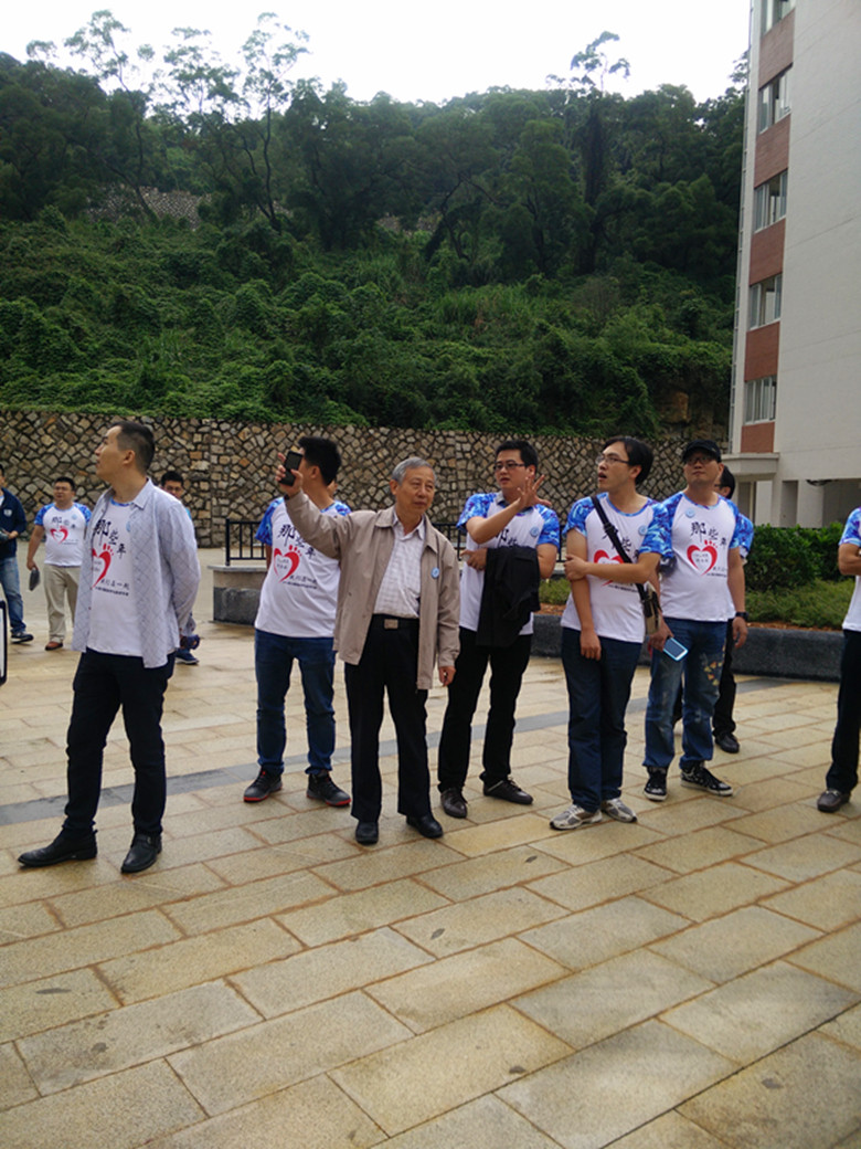 5系主任向校友们介绍我们新建的计算机大楼_副本.jpg