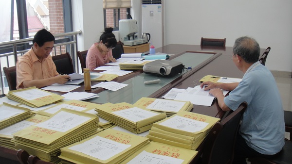 督导组老师认真检查我系论文材料1.JPG