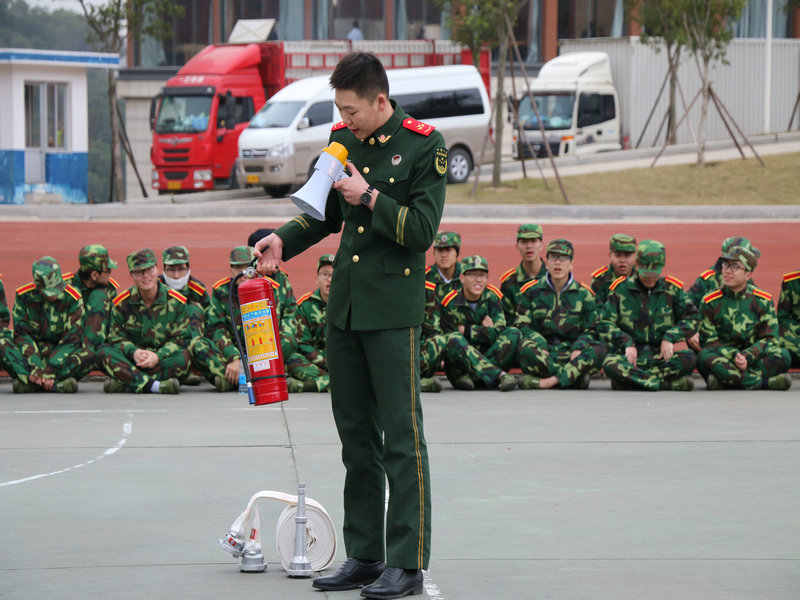 消防官兵正在介绍各种灭火设备_副本.JPG