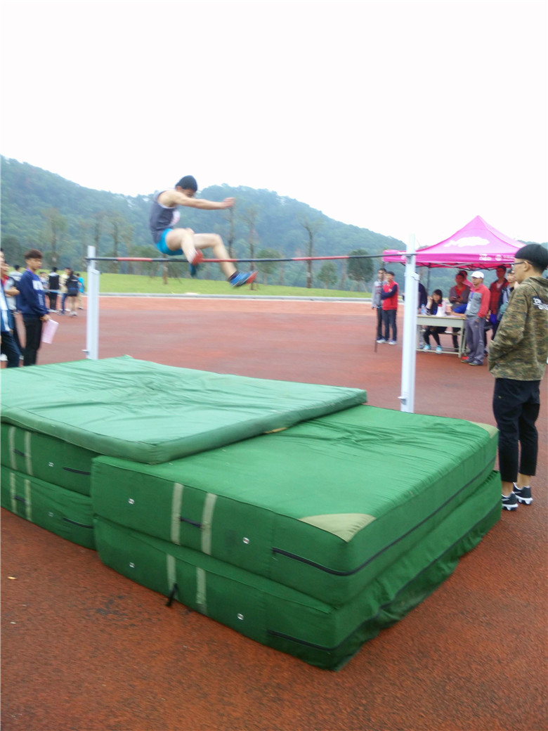 男子组跳高决赛_副本.jpg