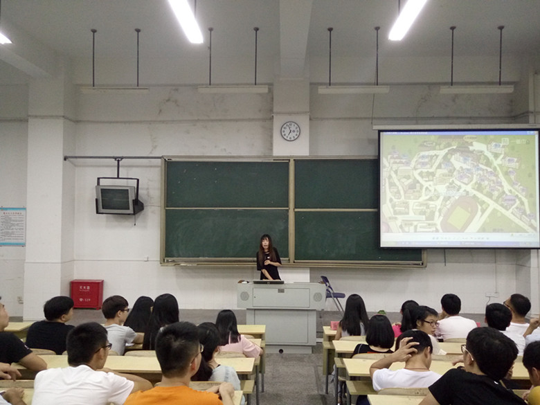 系学生会主席郑炎凤同学介绍迎新线路图及迎新任务分配.jpg