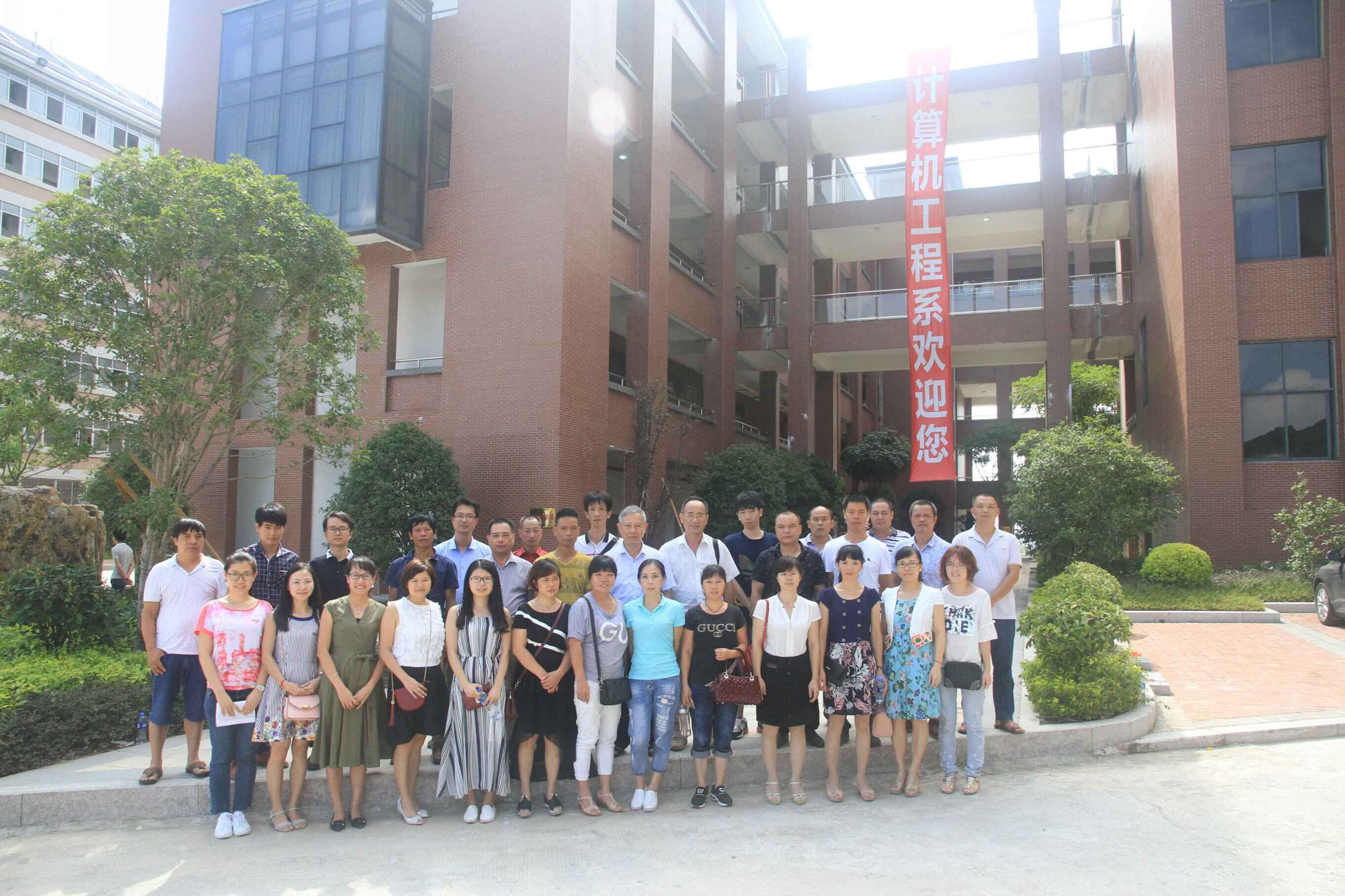 老师和家长合影.jpg