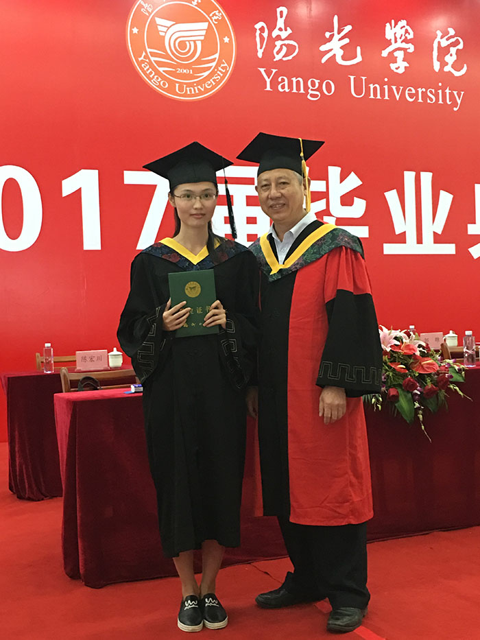郑忠钦系主任为毕业生颁发毕业证书.JPG
