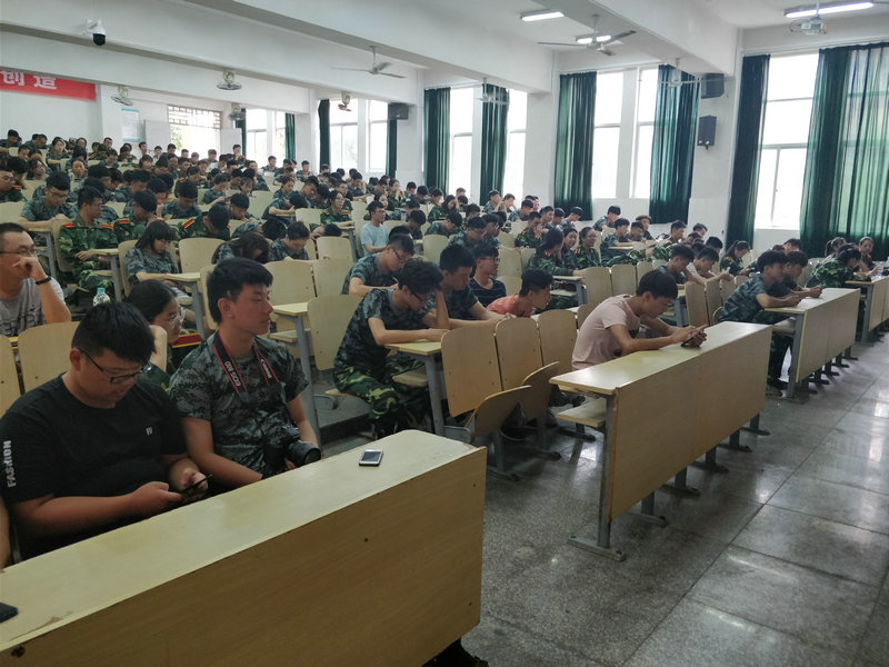 来参加会议的学生_副本.jpg