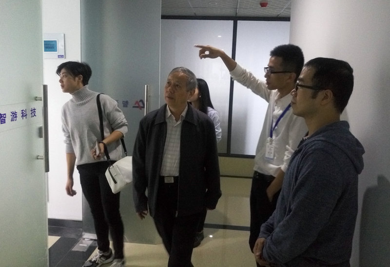 李剑锋经理带郑主任一行人参观培训室.jpg