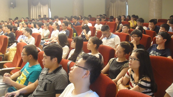 2013级学生们认真听讲3.JPG