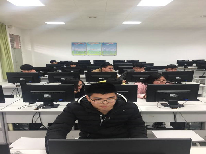 选手熟练地答题_副本.jpg