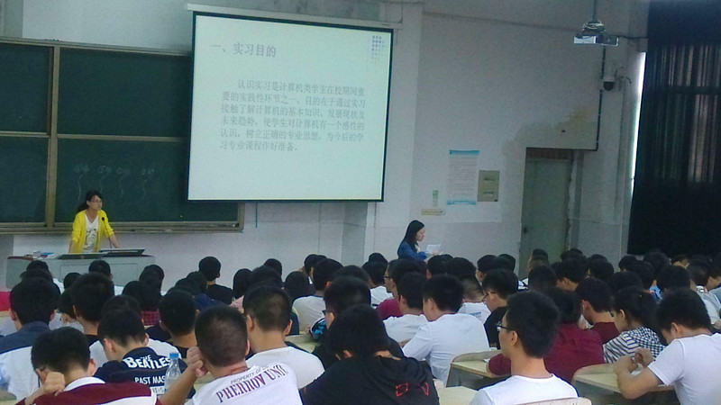 专业介绍会的老师在为同学们讲解.jpg