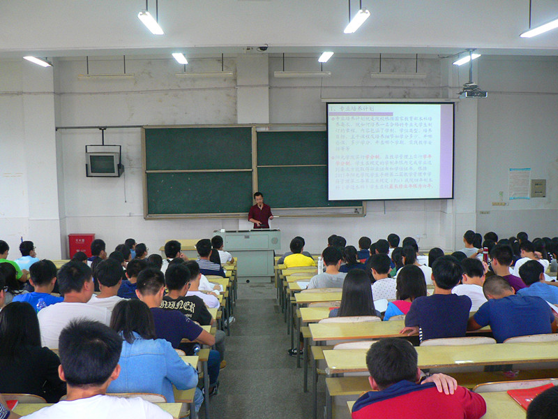 林建辉老师主持会议_副本.jpg