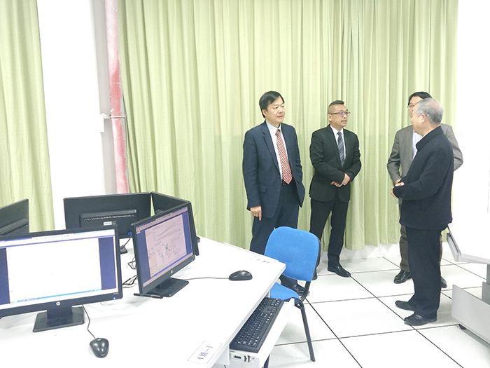 杨顺生博士参观计算机系实验室.jpg