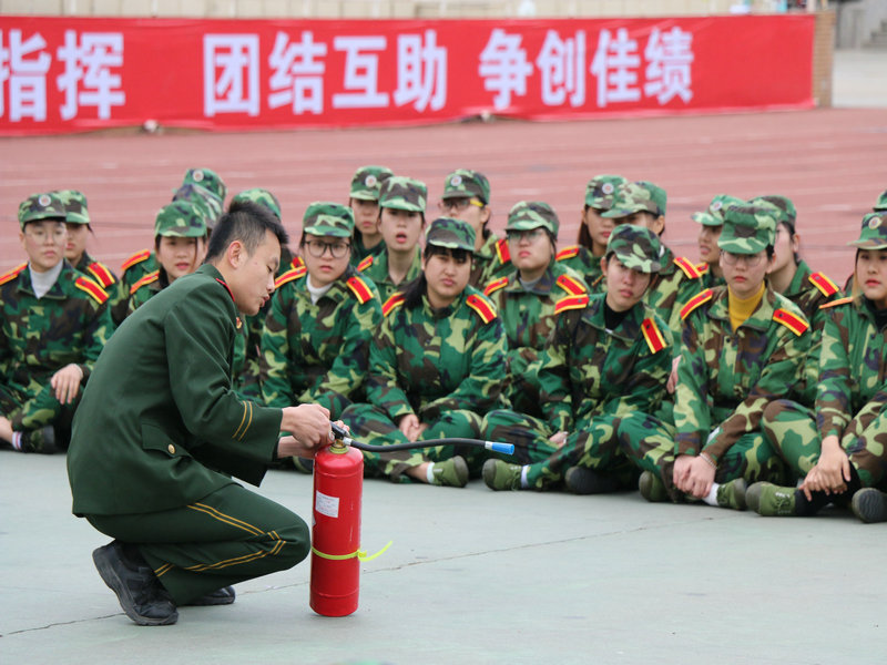 消防官兵正在演示灭火器的使用方法_副本.JPG