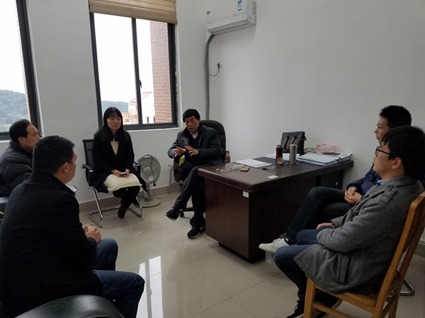 我系与企业代表洽谈_副本.jpg
