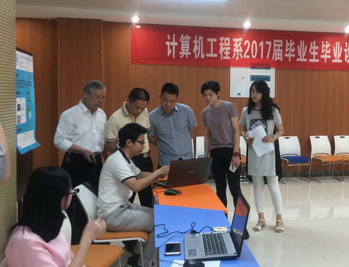 毕业生向来宾展示系统作品.jpg