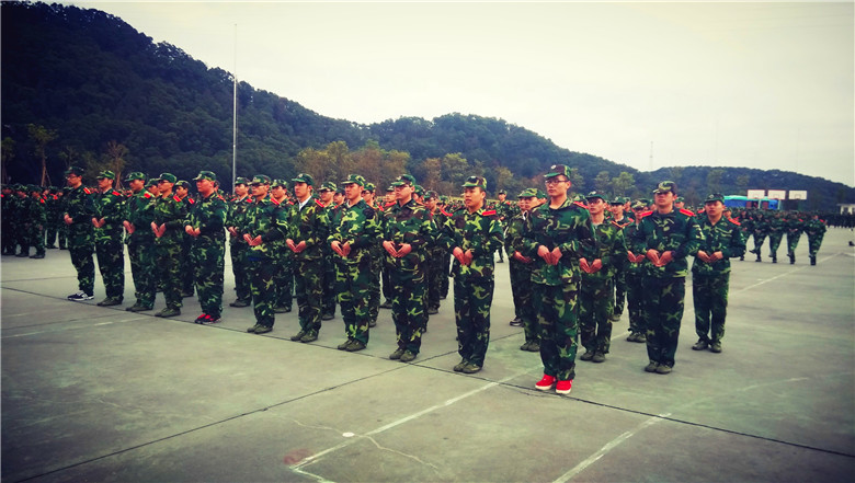 身着迷彩服的同学们整齐的排着队列 (3).jpg
