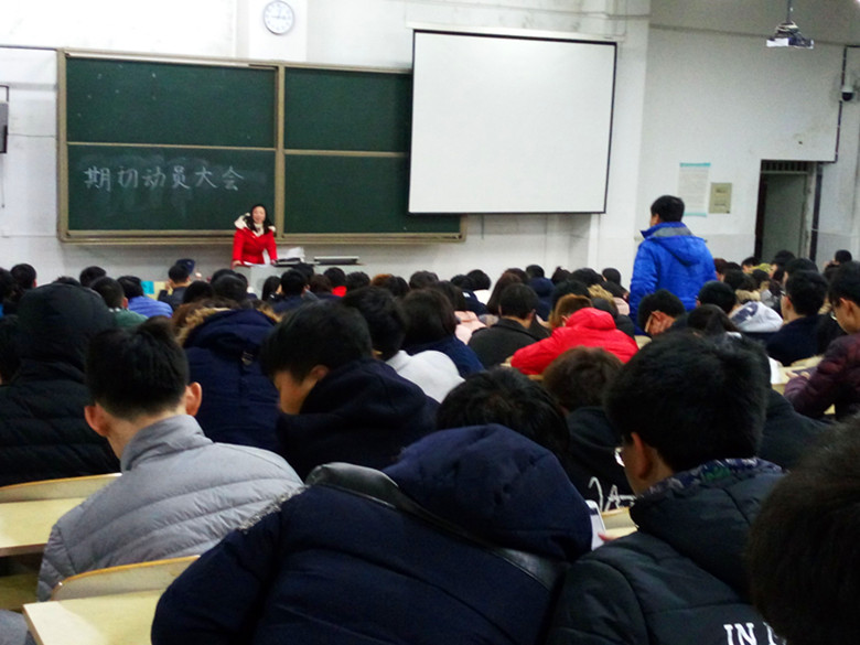 会议上同学们积极回答陈银屏老师提出的问题_副本.jpg