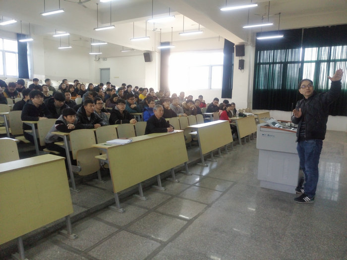 林锋老师为同学们讲解毕业设计任务.jpg
