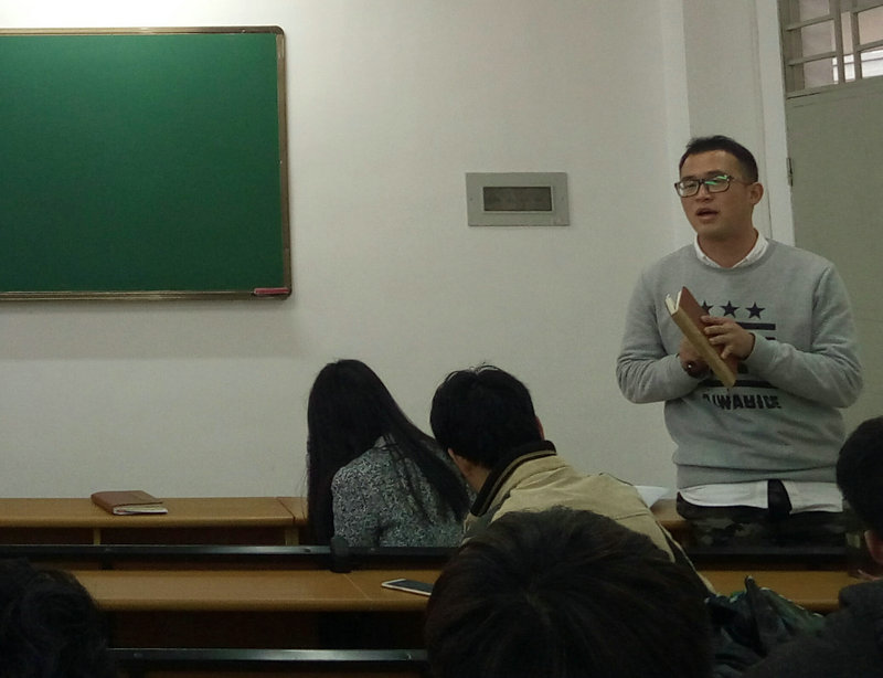 郭策老师向同学们提出解决问题的方法.jpg