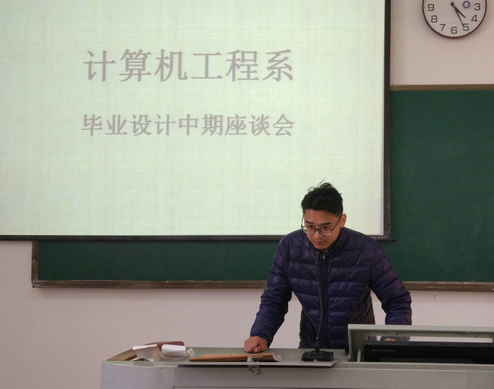 同学上台汇报进度.jpg