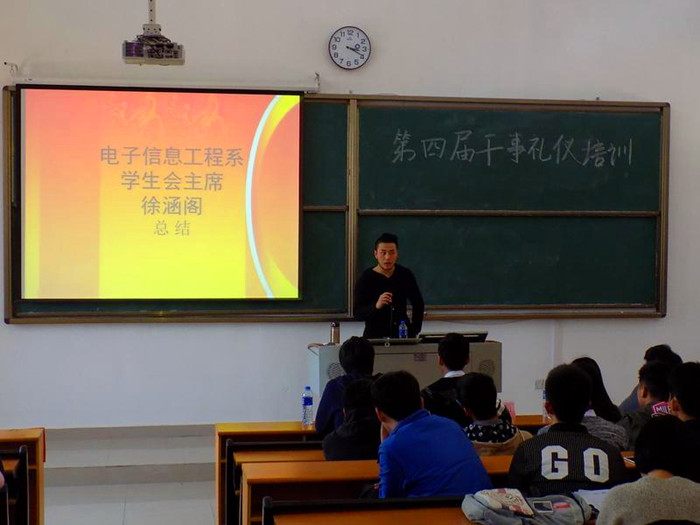 学生会主席徐涵阁同学上台致词_副本.jpg