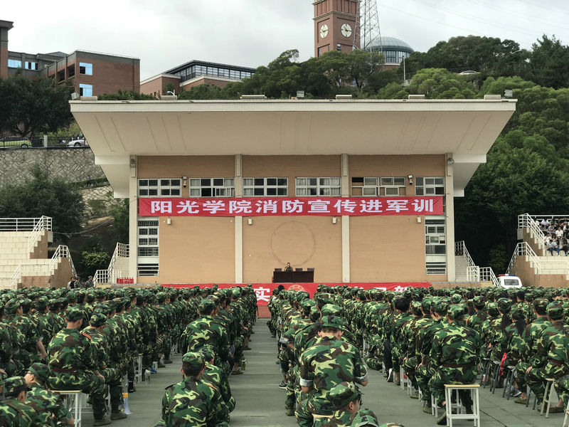 同学们在听张排长做讲解_副本.jpg