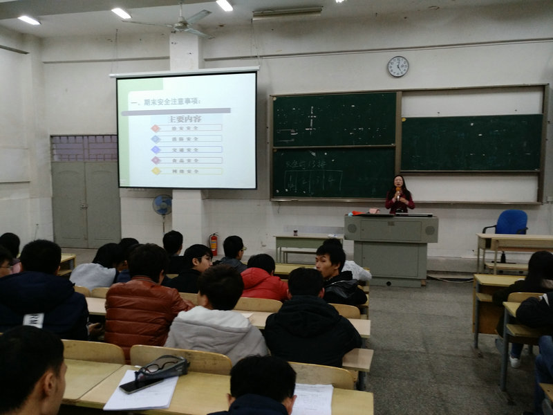 陈银屏老师进行安全教育_副本.jpg