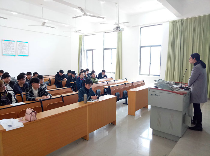 徐莉老师向同学们详细讲解专业培养学分制度.jpg