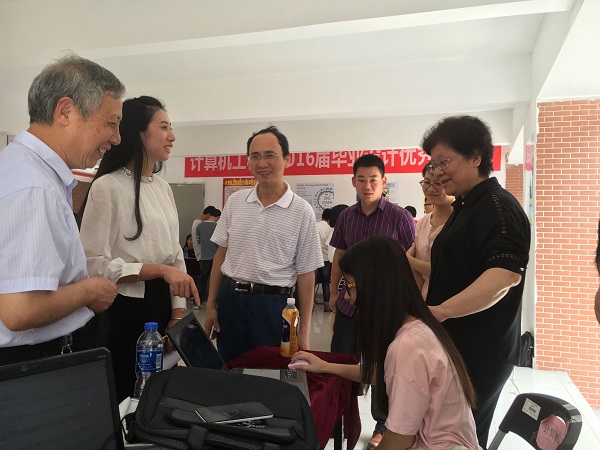 张烨院长观看学生毕业设计作品展示.jpg