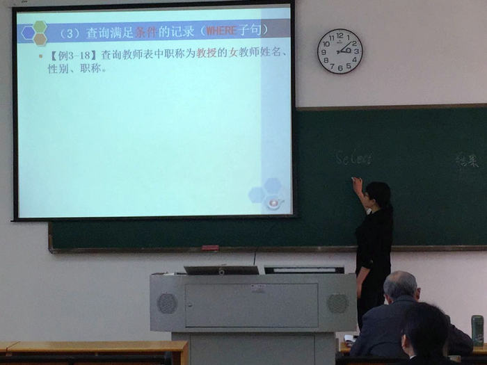 老师授课.jpg