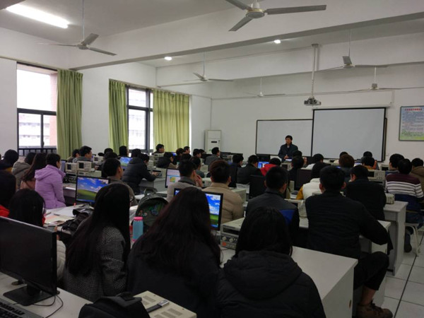 系主任召开毕业设计中期总结大会_副本.jpg