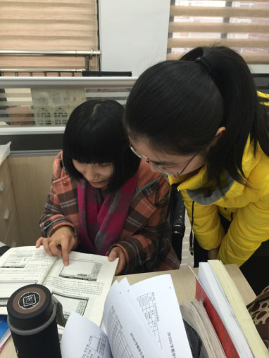 王苹老师指导学生课业.jpg