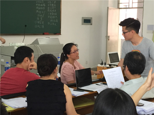 老师和学生针对其毕业设计的创新进行讨论.JPG